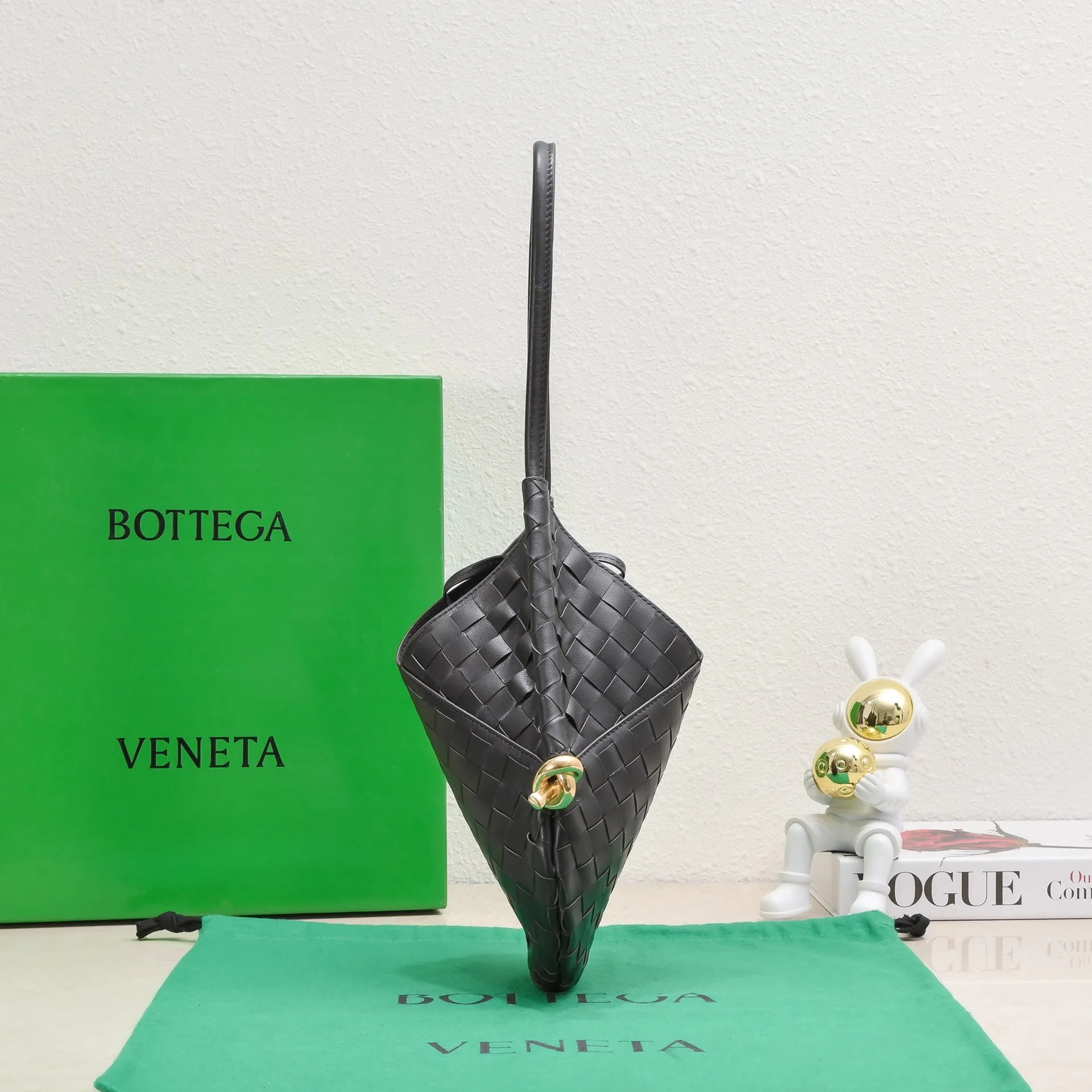 #BottegaVeneta Bottega Veneta Yang Mi's same style Solstice Shoulder Ba's latest bag type also comes with a small bag inside. Very casual style 🔥 High-end, quiet and simple bag from BV show, "Solstice" comes in various colors of dark green, black, ice cream color to present different aesthetics. It is paired with knots made with jewelry-grade craftsmanship. Under the collision of soft leather and metal, it presents a unique sense of high-end. Elegant, casual, unique Style number: 0898 Size: 26*3*30cm